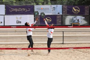 لحظه پرتاب توپ تنیس برای سرویس